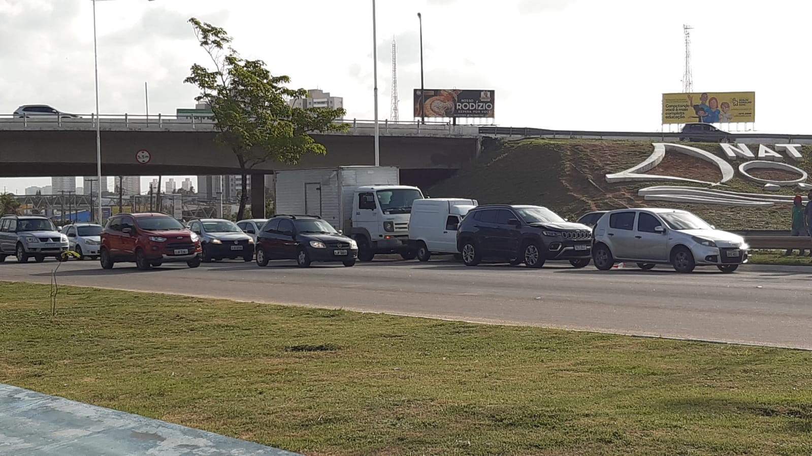Engavetamento com seis veículos causa congestionamento na BR-101, em Natal  - LivreTV Notícias