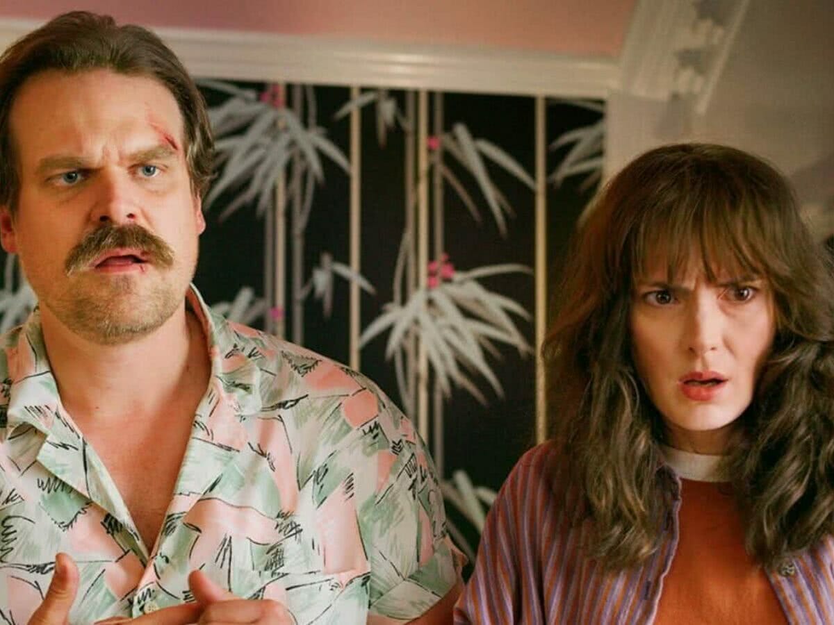 Stranger Things 4 ganha novos cartazes mostrando reencontro de Hopper e  Joyce - NerdBunker