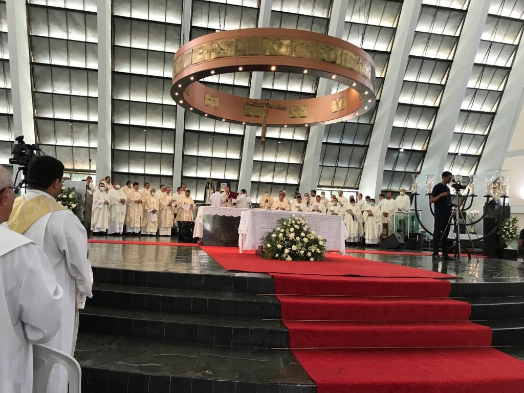 Missa dos Santos Óleos reúne cerca de 200 padres na Catedral Metropolitana  de Natal: 'Renovação de promessas' - LivreTV Notícias