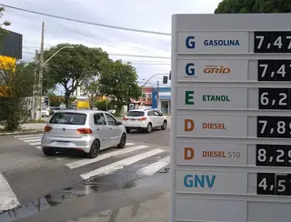 Preço da gasolina diminui em postos de Natal e volta a ficar abaixo de R$ 7,50