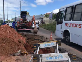 Tubulação da Caern rompe e mais um buraco surge na Avenida Felizardo Moura em Natal