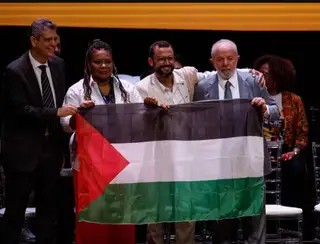 Em meio à crise com Israel, Lula posa para foto segurando bandeira da Palestina em evento do setor cultural