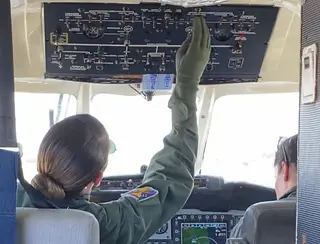 Mulheres pilotam avião de guerra, fazem manutenção de aeronaves e são maioria em setores da Força Aérea