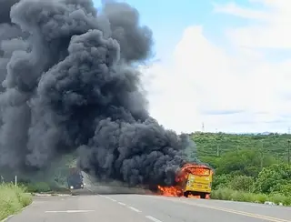 Ônibus de viagens intermunicipais é destruído por incêndio no interior do RN; veja vídeo