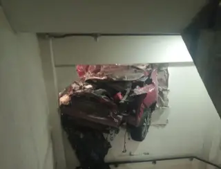 Carro fica 'preso' em parede após motorista perder o controle em estacionamento de shopping em Natal