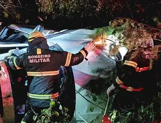 Mulher morre e quatro pessoas ficam feridas após colisão entre caminhonete e carro na RN-013