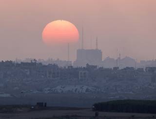Israel faz nova ofensiva na Faixa de Gaza, após ataque matar dezenas