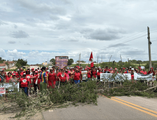 BR-406 é totalmente interditada em João Câmara por protesto do MST