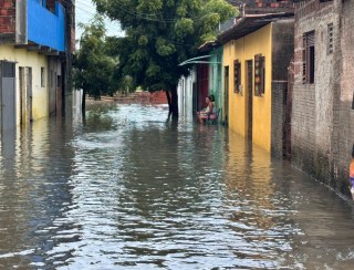 Chuva causa alagamentos e transbordamento de lagoas de captação em Natal; população tem casas invadidas pela água