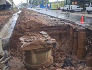 Cratera se abre no canteiro central da BR-101 na Zona Norte de Natal