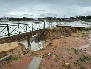 Calçada desaba na lagoa de captação do Santarém em Natal