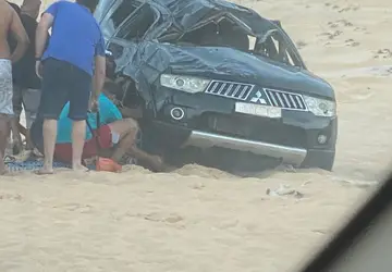 Motorista perde controle e capota caminhonete 4x4 em duna da praia de Búzios no RN; veja vídeo