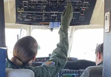 Mulheres pilotam avião de guerra, fazem manutenção de aeronaves e são maioria em setores da Força Aérea