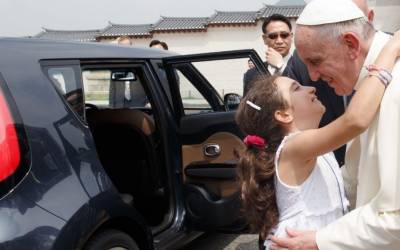 Papa revisa Direito Canônico e endurece punição por pedofilia