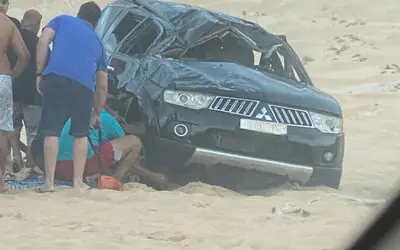 Motorista perde controle e capota caminhonete 4x4 em duna da praia de Búzios no RN; veja vídeo