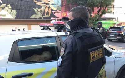 Vídeo: Idoso é preso por embriaguez ao volante após avançar com carro sobre parada de ônibus em Natal