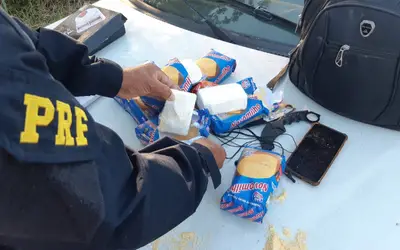 PRF encontra cocaína escondida em pacotes de flocos de milho e prende passageiro de ônibus interestadual no RN