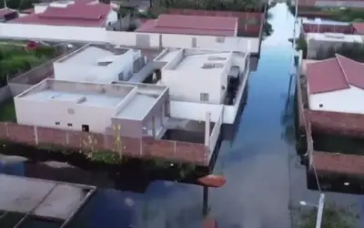 Água alaga ruas e invade casas em bairro de Tibau; prefeitura estuda decreto de emergência