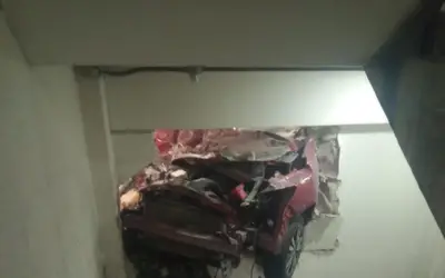 Carro fica 'preso' em parede após motorista perder o controle em estacionamento de shopping em Natal