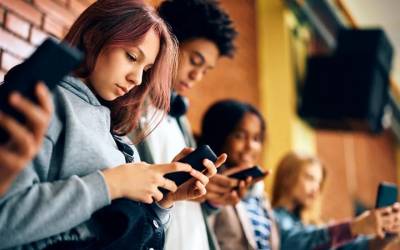 As novas leis que tentam tornar redes sociais menos viciantes para crianças e adolescentes