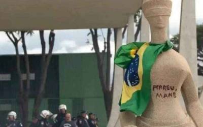 PGR denuncia mulher que escreveu Perdeu, mané em estátua no STF