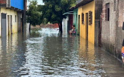 Chuva causa alagamentos e transbordamento de lagoas de captação em Natal; população tem casas invadidas pela água