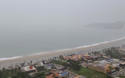 Chuva alaga faixa de areia na engorda da praia de Ponta Negra em Natal