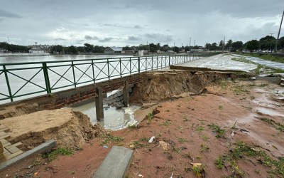 Calçada desaba na lagoa de captação do Santarém em Natal